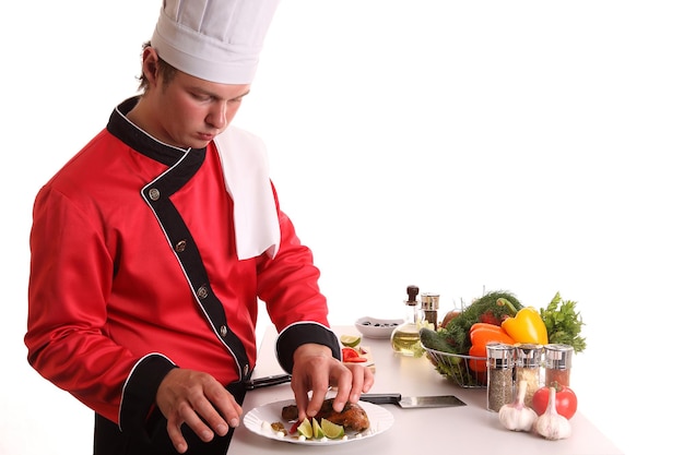 Szef kuchni przygotowujący posiłek